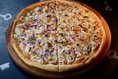 Пицца с курицей и грибами