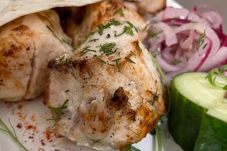 Коробочка с шашлыком из куриной грудки