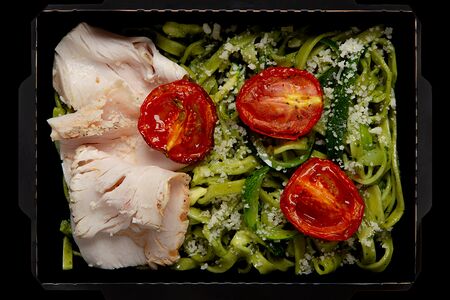 Тальятелле с соусом песто и индейкой