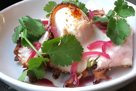 Картофельная вафля, пастрами и пашот