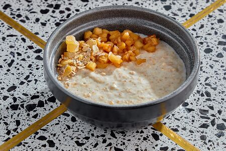 Каша овсяная с карамелизированным яблоком