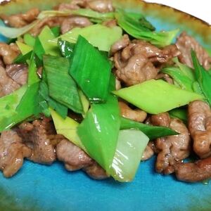 Жареная баранина с луком-порей