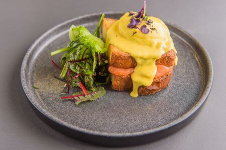 Яйцо Бенедикт с лососем