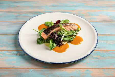 Запеченный лосось, микс салат, соус из манго