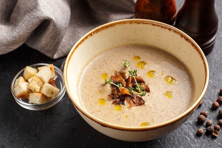 Суп-пюре из белых грибов с чесночными гренками