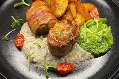 Медальоны из свинины в беконе