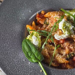 Спагетти Болоньезе с сыром страчателла