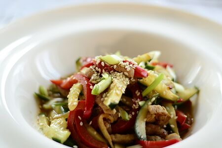 Салат со cвинoй вырезкой