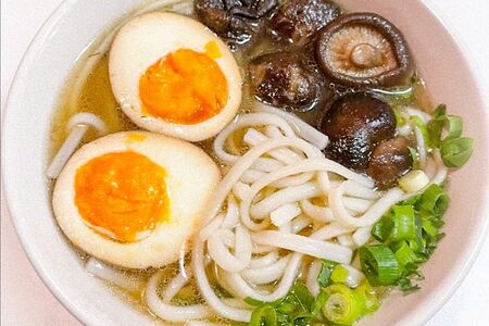 Суп с яйцом, лапшой и грибами