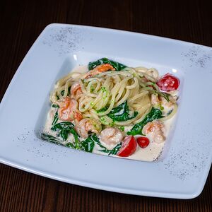 Спагетти с креветками и шпинатом