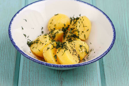 Отварной картофель с маслом и зеленью