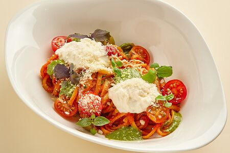 Лингвини в томатном соусе с оливками и страчателлой