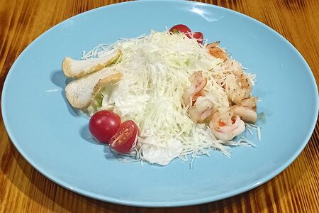 Салат Цезарь с креветками