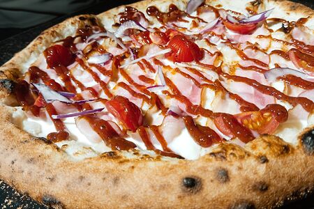 Пицца с беконом и соусом BBQ