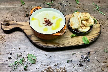 Картофельный суп с хлебными тостами