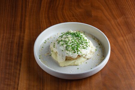 Куриная котлета с картофельным пюре и сырным соусом