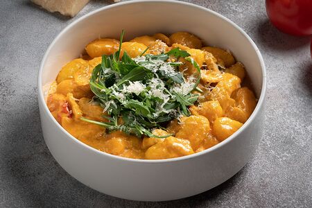 Ньокки с шампиньонами и помидорами черри