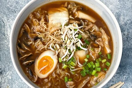 Рамен с говядиной, кимчи и маринованным яйцом