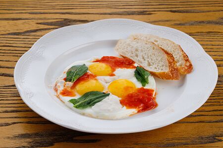 Яичница глазунья с томлеными томатами, страчателлой и трюфельным маслом