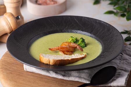 Крем-суп из брокколи с креветками