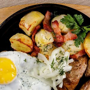 Сковородка с колбаской и картофелем
