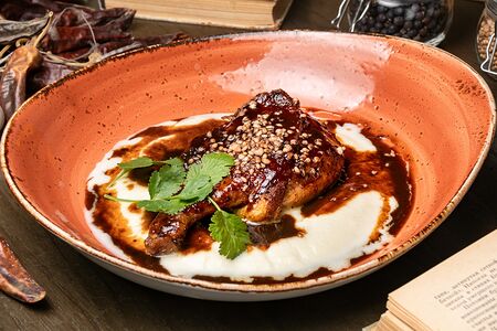 Растомлённая утиная ножка с пюре из сельдерея