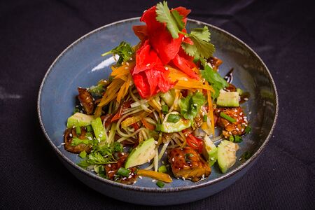 Салат с угрем и авокадо