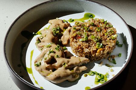 Курица в соусе сливочный терияки с жареным рисом