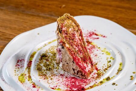 Фисташковый рулет со свежей малиной