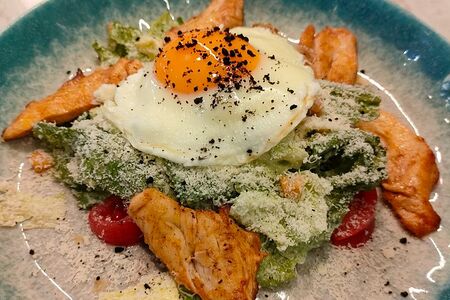 Салат Цезарь с курицей
