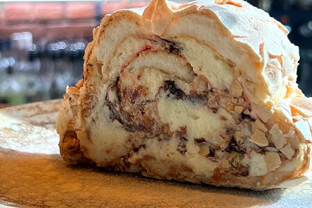 Меренговый рулет с шоколадом