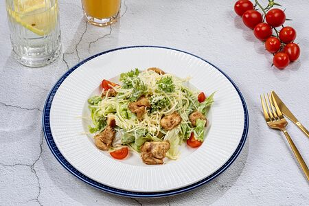 Салат Цезарь с курицей