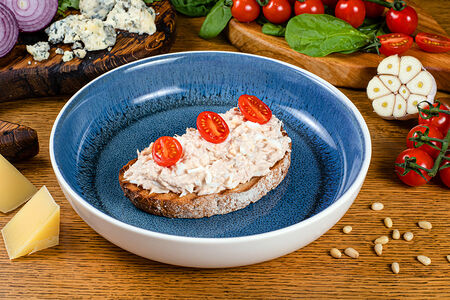 Брускетта с тунцом