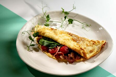 Омлет с беконом, томатами и шпинатом