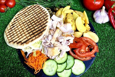 Гирос на тарелке