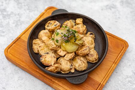 Жареный картофель с белыми грибами и сметаной
