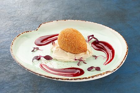 Котлета по-киевски на сырно-сливочной подушке с брусничным соусом