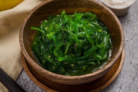 Салат чука с ореховым соусом