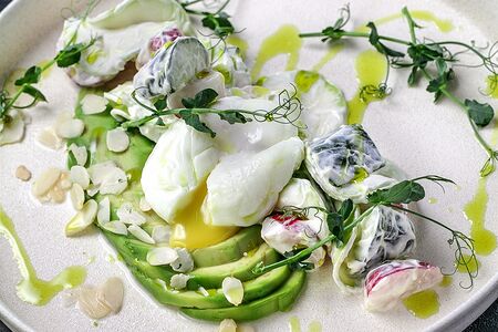 Салат из авокадо с редисом, огурцом, цукини и яйцом пашот