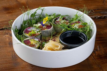 Ролл с тунцом и лососем в цукини