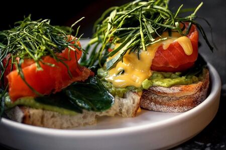 Рояль с форелью и авокадо