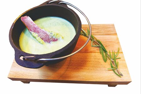 Гороховый суп-пюре с копчёностями