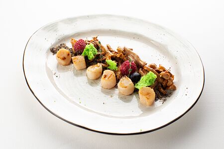 Гребешки на гриле с лисичками и ягодами