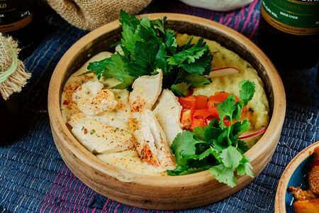 Куриная грудка с мятным картофельным пюре в соусе Чкмерули