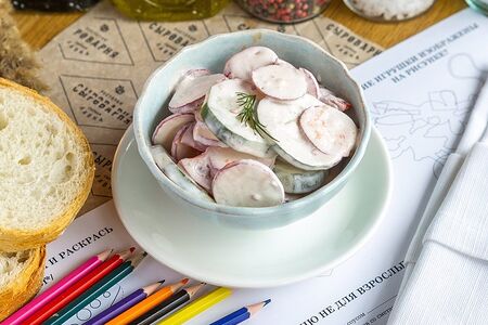 Салат из огурцов и помидоров со сметаной