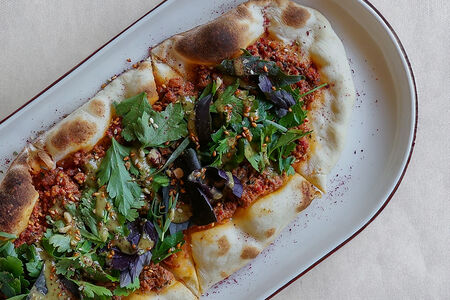 Лепешка с ягненком и свежей зеленью