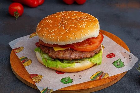Бургер со cвинoй котлетой