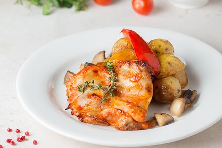Бедро куриное с картофелем и грибами