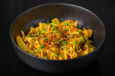 Картошка с соусом и луком