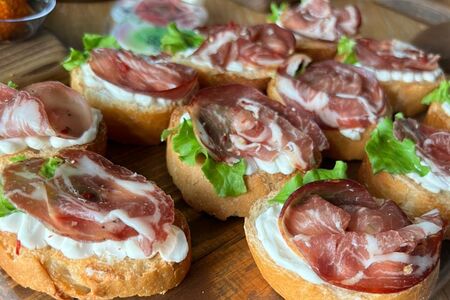 Брускетта с сыровяленой шейкой